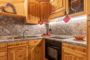 Full-sized fridge, microwave, oven, stovetop