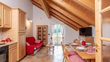 Full-sized fridge, microwave, oven, stovetop