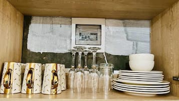 Business Studio | Private kitchen | Fridge, microwave, cookware/dishes/utensils
