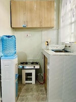 Business Studio | Private kitchen | Fridge, microwave, cookware/dishes/utensils