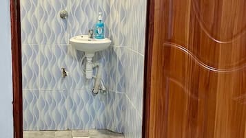 Business Studio | Bathroom | Shower, rainfall showerhead, free toiletries, bidet