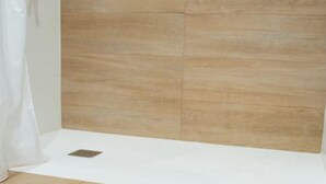 A bathroom with a wooden floor and a tiled wall. - Apartment - 2 Bedrooms - 8951 (La Aparecida, Cantabria)