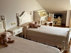 4 Schlafzimmer, Bügeleisen/Bügelbrett, WLAN, Bettwäsche