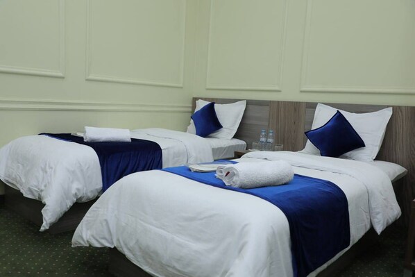 Standard Twin Room | Bathroom | Slippers