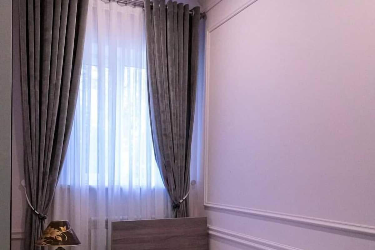 Quarto solteiro standard | 2 quartos, escrivaninha, espaço de trabalho para notebook