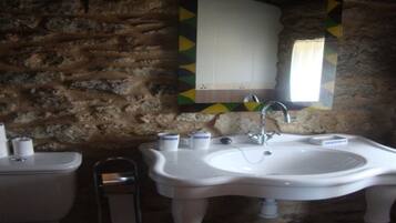 Secador de cabelo, toalhas de banho