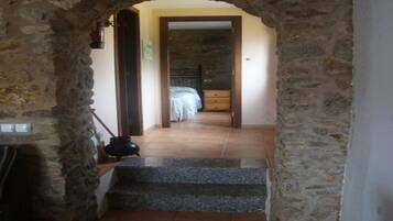 2 quartos, ferros/tábuas de passar roupa, roupa de cama