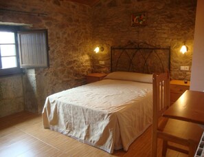 3 habitaciones, tabla de planchar con plancha y ropa de cama 