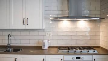 Kühlschrank, Mikrowelle, Ofen, Geschirrspüler