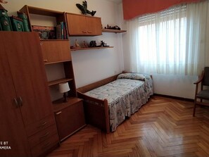 2 bedrooms, iron/ironing board, bed sheets