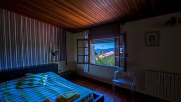 3 slaapkamers, een strijkplank/strijkijzer, internet, beddengoed