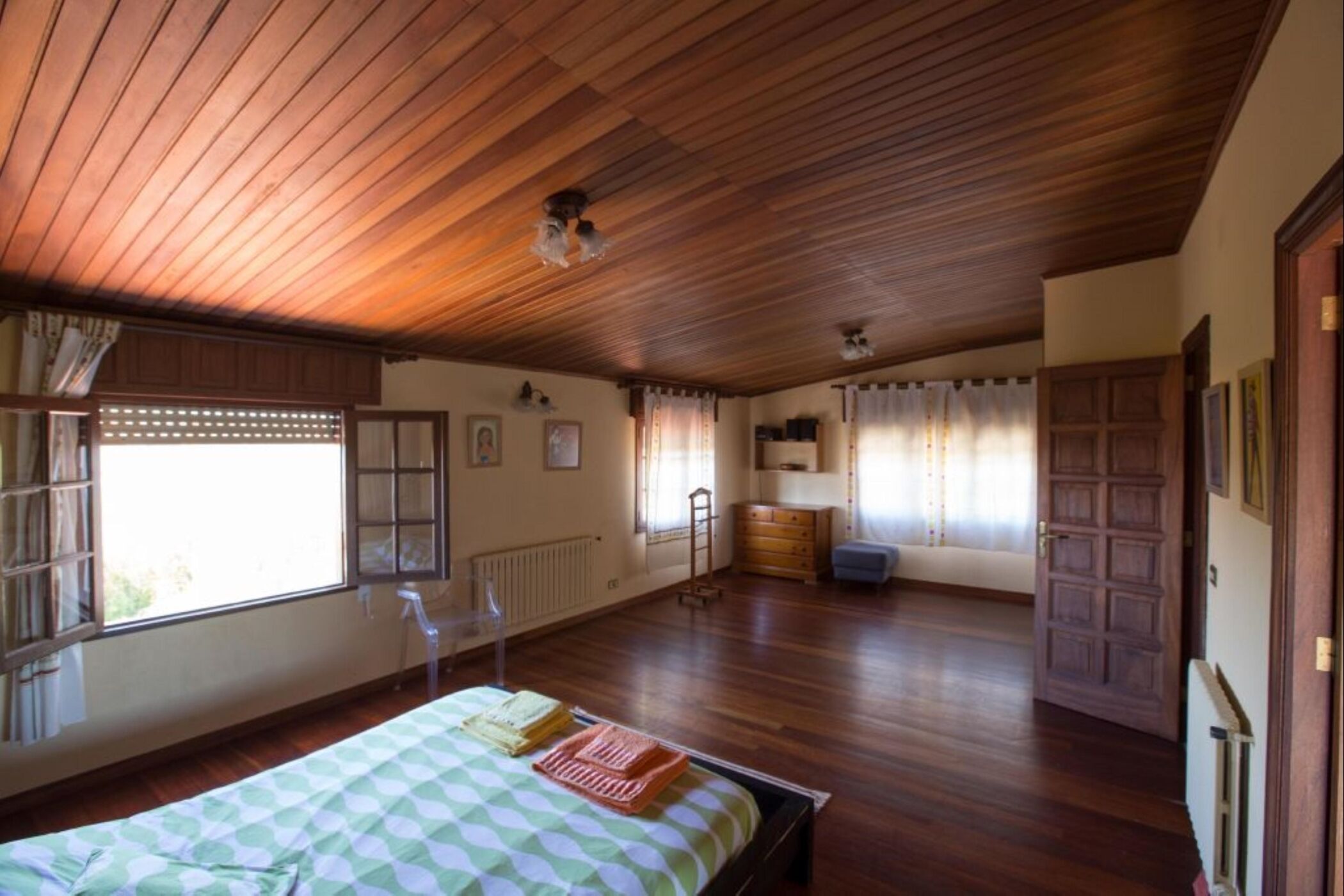 3 dormitorios, tabla de planchar con plancha, Internet y ropa de cama