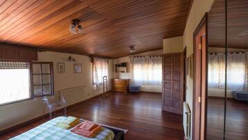 3 chambres, fer et planche à repasser, accès Internet, draps fournis