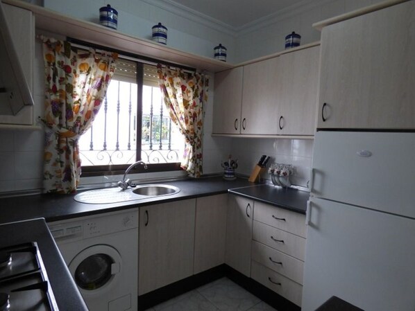 Kühlschrank, Mikrowelle, Wasserkocher mit Kaffee-/Teezubehör