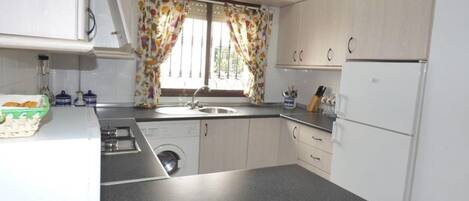 ثلاجة، ميكروويف، ماكينة لصنع القهوة/الشاي، مستلزمات طهي/أطباق/أوعية