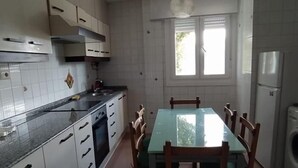 Cafetera y tetera, refrigerador, microondas y horno 