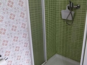 Hårføner og håndklær