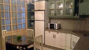 Kühlschrank, Mikrowelle, Ofen, Wasserkocher mit Kaffee-/Teezubehör