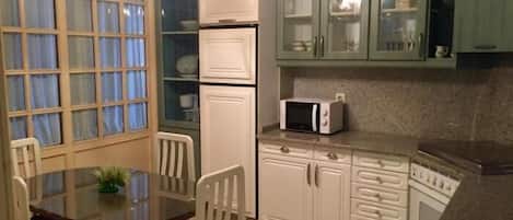 Frigorifero, microonde, forno, macchina per tè/caffè
