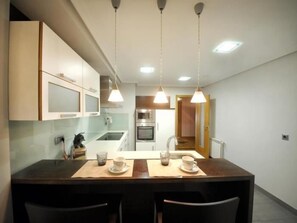 雪櫃、微波爐、焗爐、洗碗機