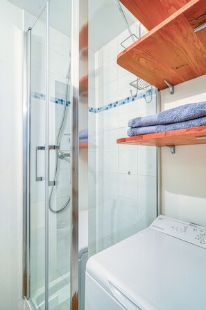 Douche, sèche-cheveux, serviettes fournies, savon