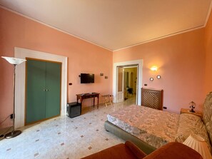 1 bedroom, desk, WiFi, bed sheets - Sunny Holidays Room Naples - just a few steps from Piazza del Plebiscito (Napoli)