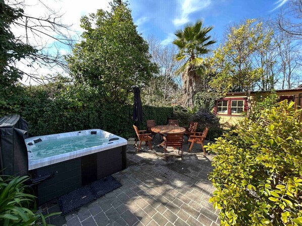 Outdoor dining - Porters Cottage Garden (Albury)