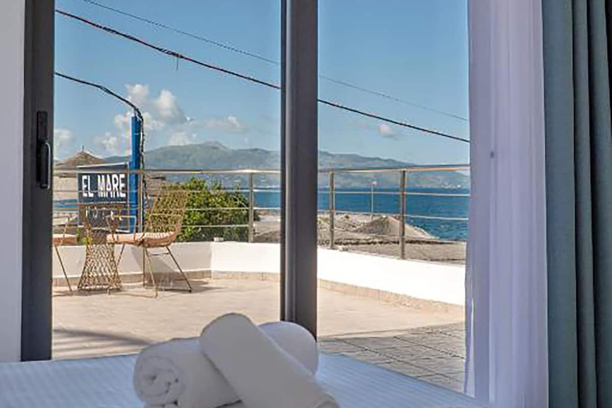 Tweepersoonskamer, uitzicht op zee | Geluiddichte muren, gratis wifi, beddengoed