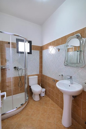 Quadruple Room, Sea View | Bathroom | Hair dryer, slippers, bidet, towels - El Mare Hotel (Sarandë)
