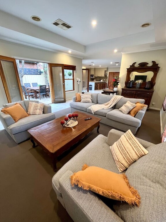 Grand Retreat In Town - Jindera