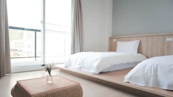 Habitación exclusiva con 2 camas individuales | Ropa de cama de alta calidad, edredones de plumas, decoración individual
