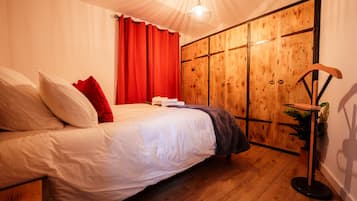 2 habitaciones, escritorio y tabla de planchar con plancha