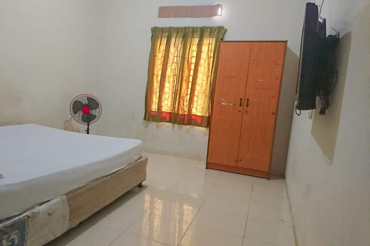 Economy Double Room | Desk, free WiFi, bed sheets