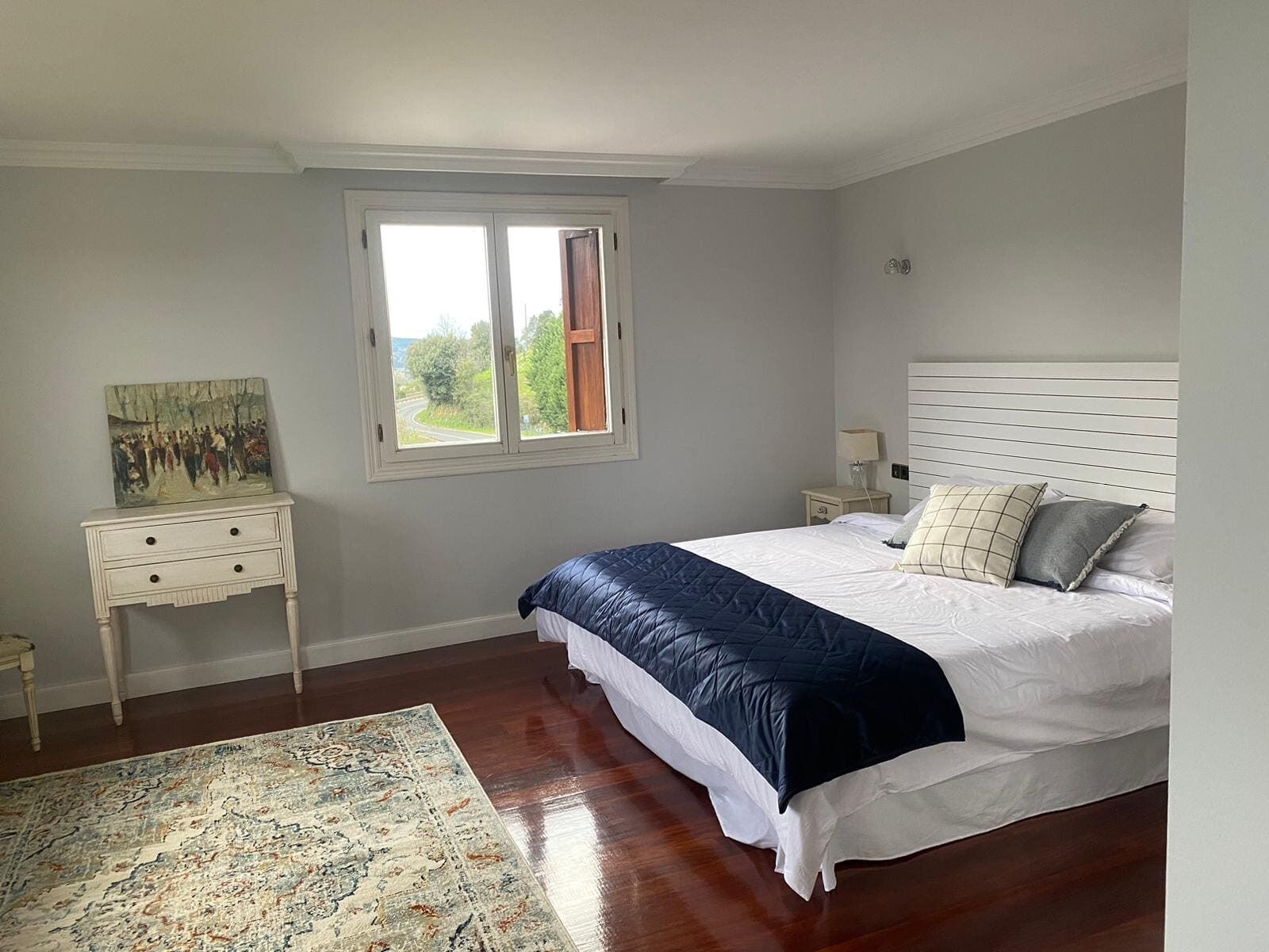 5 slaapkamers, een bureau, een strijkplank/strijkijzer, reisbedje