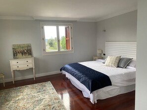 5 bedrooms, desk, iron/ironing board, travel cot