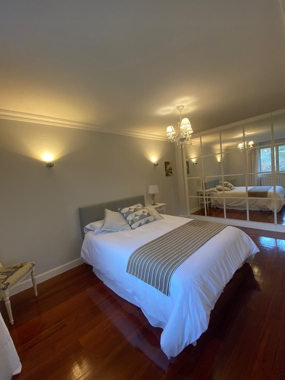 5 slaapkamers, een bureau, een strijkplank/strijkijzer, reisbedje