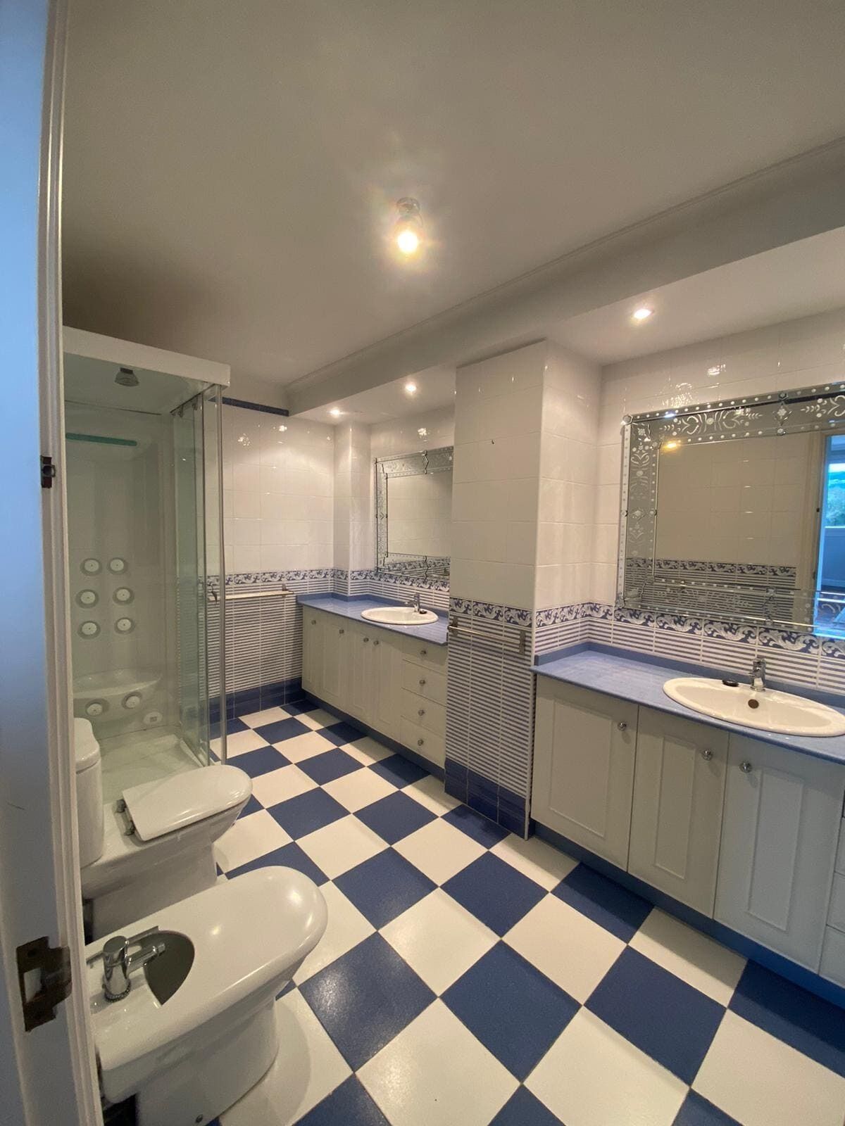 Een douche, een haardroger, een bidet, handdoeken