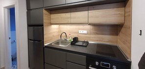 Kühlschrank, Mikrowelle, Ofen, Herdplatte