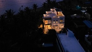 A coastal property with a view of the sea and a lighthouse. - Villa Ferrer (Mahatao)