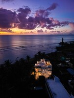 Una propiedad costera con vista al mar y un faro.