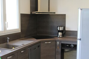 Private kitchen - Gite à la Campagne Avec Piscine Privée à Proximité des Commerces, Rivières (Vogüé)
