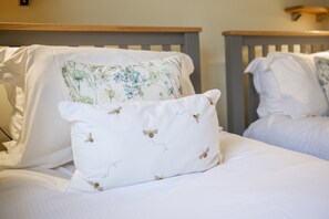 3 bedrooms, iron/ironing board, internet, bed sheets - Mae Cottage, Reeth, Yorkshire Dales (Reeth, Richmond)
