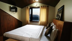 Soundproofing, free WiFi, bed sheets