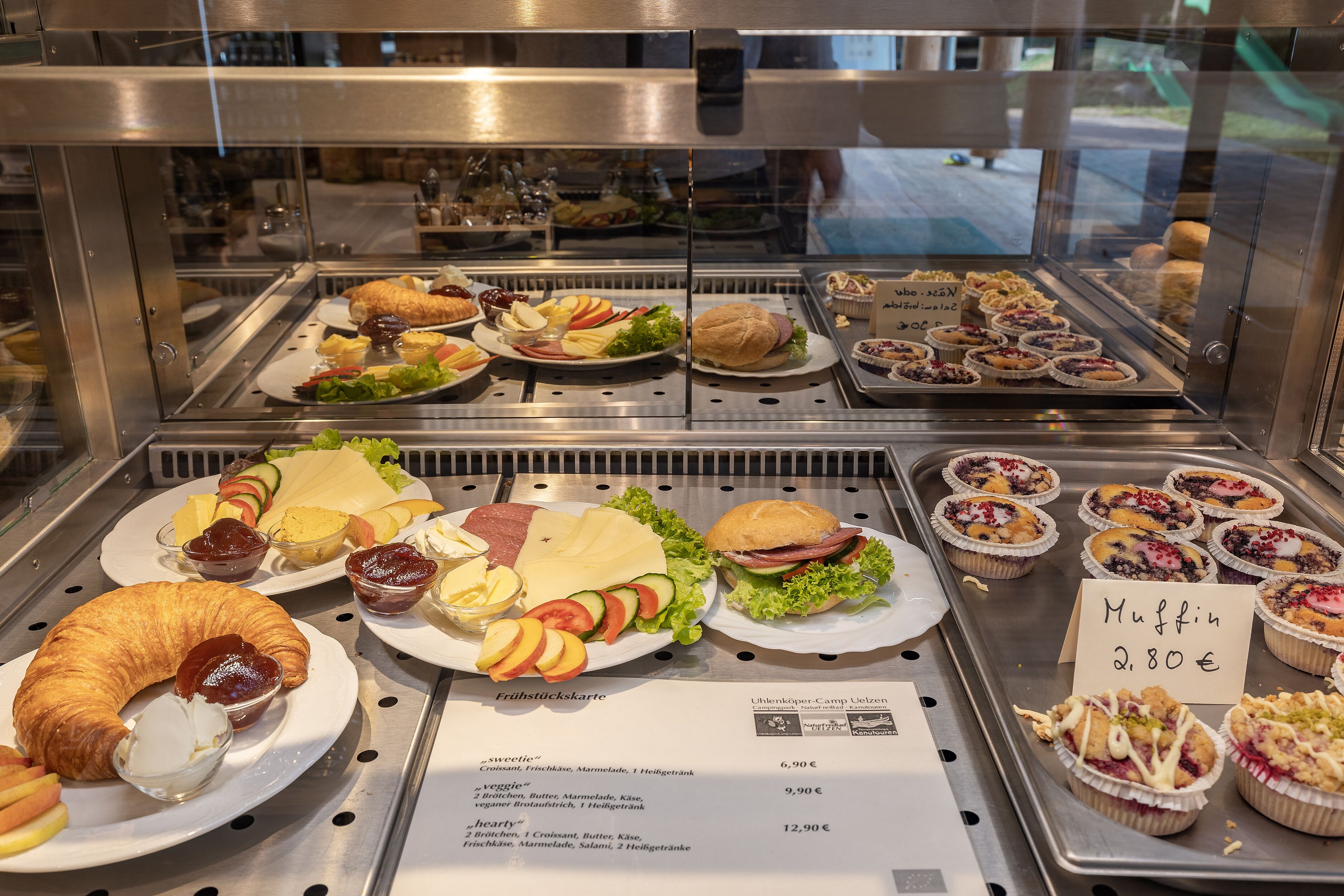 Tägliches Frühstücksbuffet (14.90 EUR pro Person)