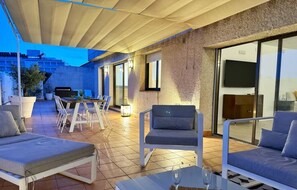 Outdoor dining - Costa Dorada Penthouse: Terrasse de 140m², Proche Plage et Centre, Piscine, Parking, Wi-Fi (Salou)