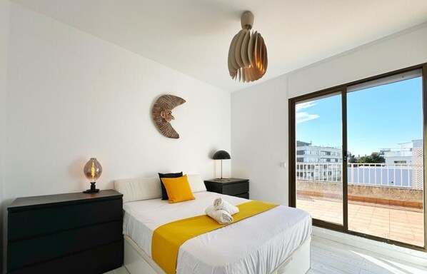 3 bedrooms, free WiFi, bed sheets - Costa Dorada Penthouse: Terrasse de 140m², Proche Plage et Centre, Piscine, Parking, Wi-Fi (Salou)