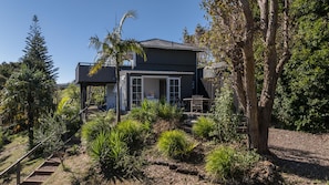 Exterior - Gulf Island Views - Welcome to Gulf Island Views, a beautifully restored premium holiday cottage with incredible views of the Hauraki Gulf. With two bedrooms and one bathroom this is perfect for a family of four or two couples to share. (Waiheke Island)