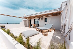 Outdoor dining - IfestAu.4 Suites Superior sea view (Santorini)