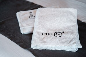 Shower, hair dryer, towels - IfestAu.4 suites Deluxe Suite Sea View 2 (Santorini)