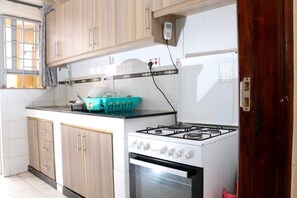 Fridge, microwave, oven, cookware/dishes/utensils - Cozy 2-bedroom apartment with AC and WiFi in marvelous Ruiru (Ruiru)